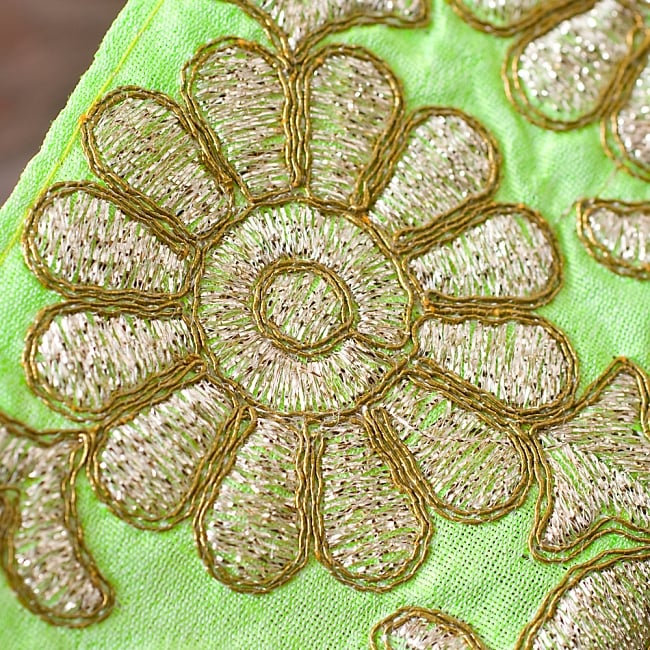 金糸花草柄チロリアンテープ (メーター売り・幅 約8cm) - 蛍光ライトグリーン 2 - アップにしてみました！豪華な金糸刺繍がとても上品で可愛らしいです＾＾
