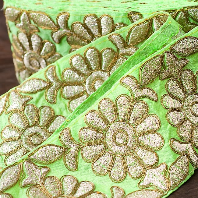金糸花草柄チロリアンテープ (メーター売り・幅 約8cm) - 蛍光ライトグリーン 3 - 蛍光カラーの布地に金糸が美しく映えます！