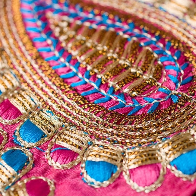 金糸ペイズリー柄チロリアンテープ(メーター売り・幅約10cm)  ピンクの商品写真 2枚目 アップにしてみました!しっかりした刺繍がとても可愛く、上品です^^