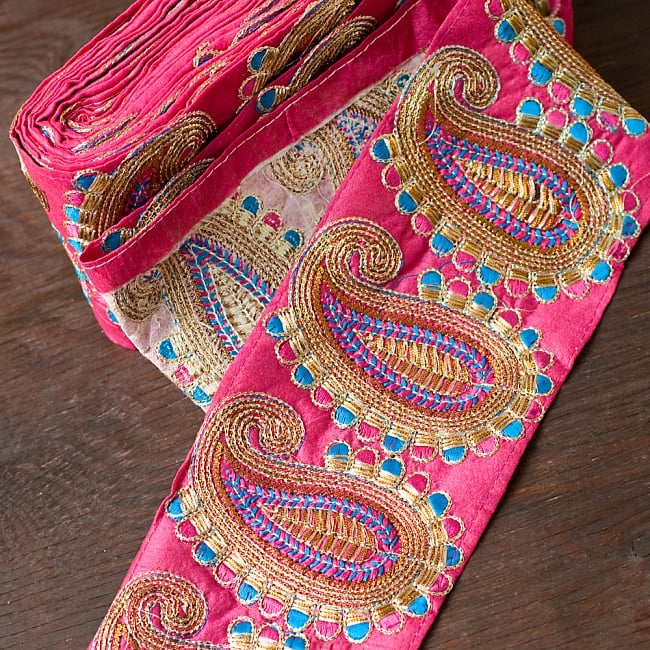 金糸ペイズリー柄チロリアンテープ（メーター売り・幅約10cm）  ピンク 3 - 光沢感のある布に金糸が美しく映えます！