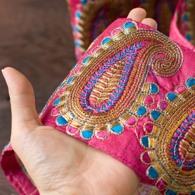金糸ペイズリー柄チロリアンテープ(メーター売り・幅約10cm)  ピンクの商品写真 4枚目 手に取ってみました。インドらしく美しい存在感のあるテープです。