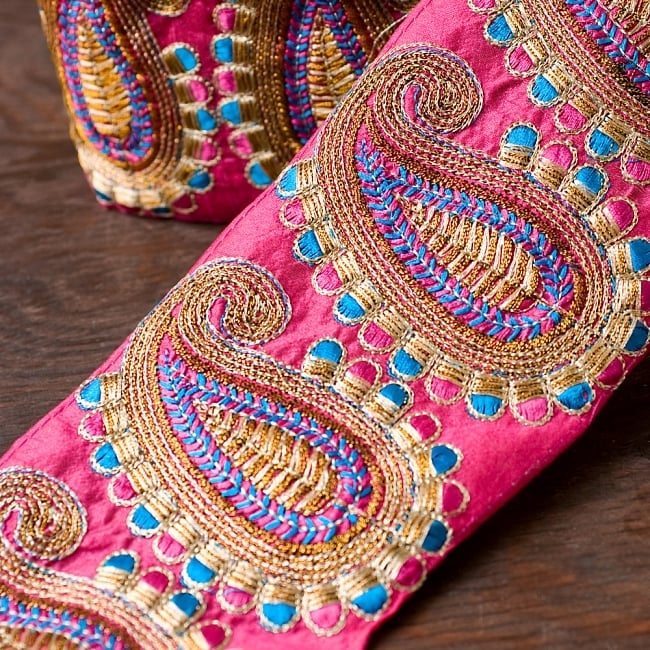 金糸ペイズリー柄チロリアンテープ(メーター売り・幅約10cm)  ピンクの商品写真 1枚目 金糸とカラフルな刺繍が華やかで可愛いチロリアンテープです。メーター売りですので、こちらから切ってご注文数だけお送りします。