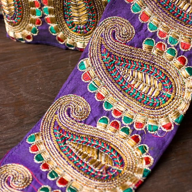 金糸ペイズリー柄チロリアンテープ(メーター売り・幅約10cm)- パープル 2 - アップにしてみました!しっかりした刺繍がとても可愛く、上品です^^