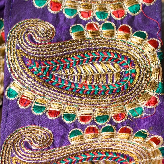 金糸ペイズリー柄チロリアンテープ(メーター売り・幅約10cm)- パープル 3 - 光沢感のある布に金糸が美しく映えます!