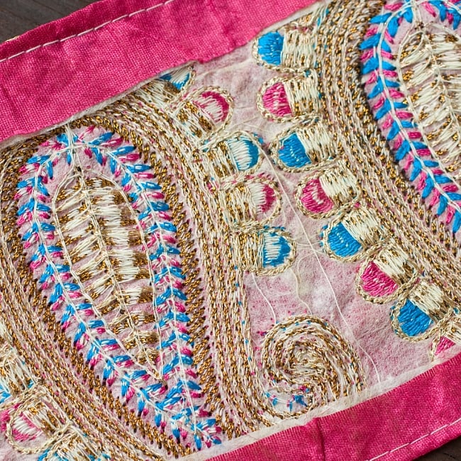 金糸ペイズリー柄チロリアンテープ(メーター売り・幅約10cm)- パープル 5 - 裏面はこの様になっています。リバーシブルではありません。※こちらは色違い商品です