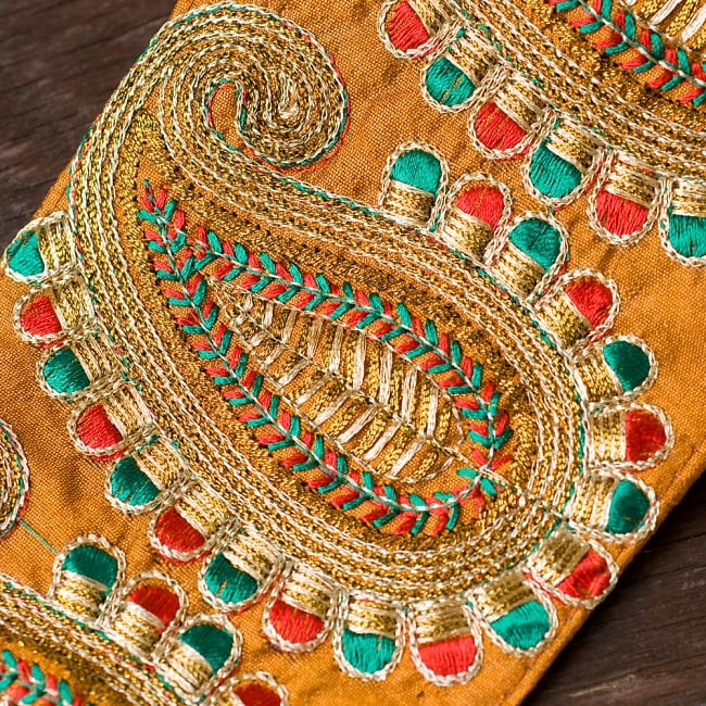 金糸ペイズリー柄チロリアンテープ（メーター売り・幅約10cm） - ブラウン 2 - アップにしてみました！しっかりした刺繍がとても可愛く、上品です＾＾