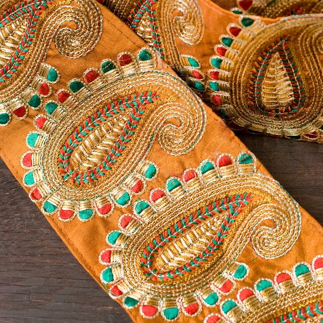 金糸ペイズリー柄チロリアンテープ（メーター売り・幅約10cm） - ブラウン 3 - 光沢感のある布に金糸が美しく映えます！