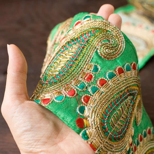 金糸ペイズリー柄チロリアンテープ(メーター売り・幅約10cm) - グリーンの商品写真 4枚目 手に取ってみました。インドらしく美しい存在感のあるテープです。