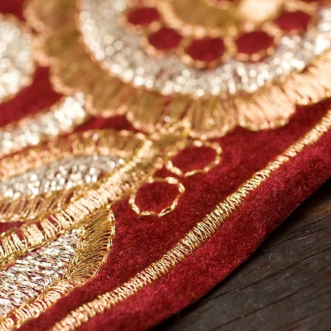 金糸花草柄チロリアンテープ (メーター売り・幅 約9cm) - ベルベット・レッド 2 - アップにしてみました!豪華な金糸刺繍がとても上品です^^