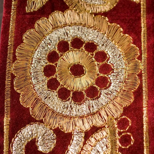 金糸花草柄チロリアンテープ (メーター売り・幅 約9cm) - ベルベット・レッド 3 - ベルベット生地に金糸が美しく映えます!