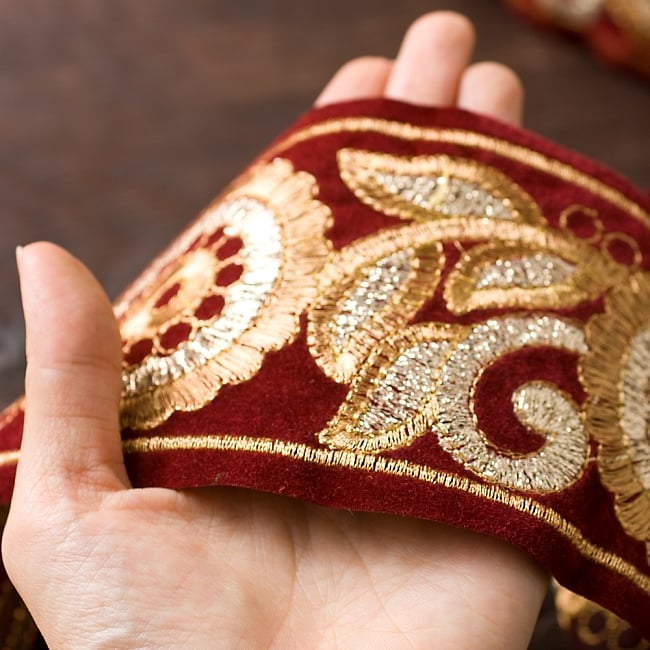 金糸花草柄チロリアンテープ (メーター売り・幅 約9cm) - ベルベット・レッド 4 - 手に取ってみました。金糸が美しく存在感のあるテープです。