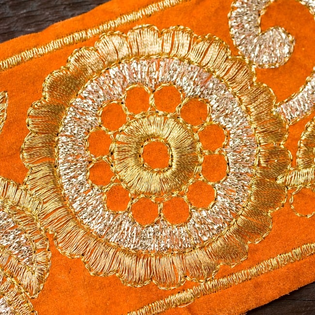 金糸花草柄チロリアンテープ (メーター売り・幅 約9cm) - ベルベット・オレンジ 2 - アップにしてみました！豪華な金糸刺繍がとても上品です＾＾