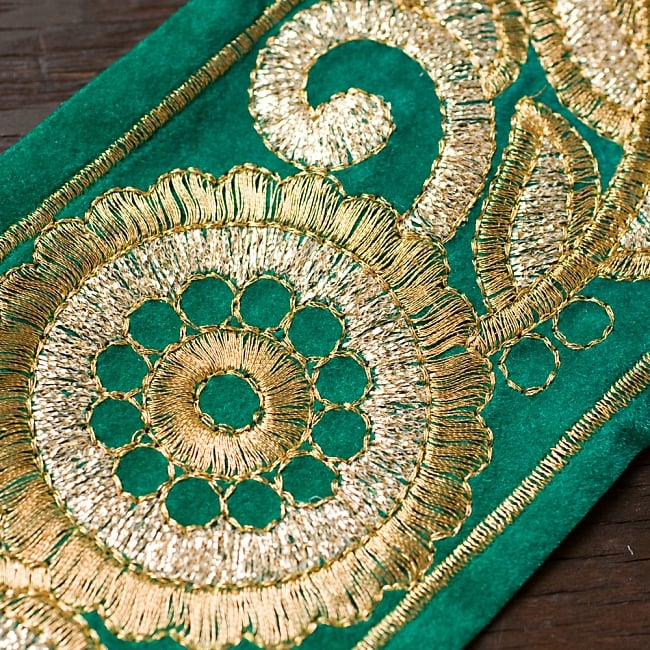 金糸花草柄チロリアンテープ (メーター売り・幅 約9cm) - ベルベット・グリーン 2 - アップにしてみました！豪華な金糸刺繍がとても上品です＾＾