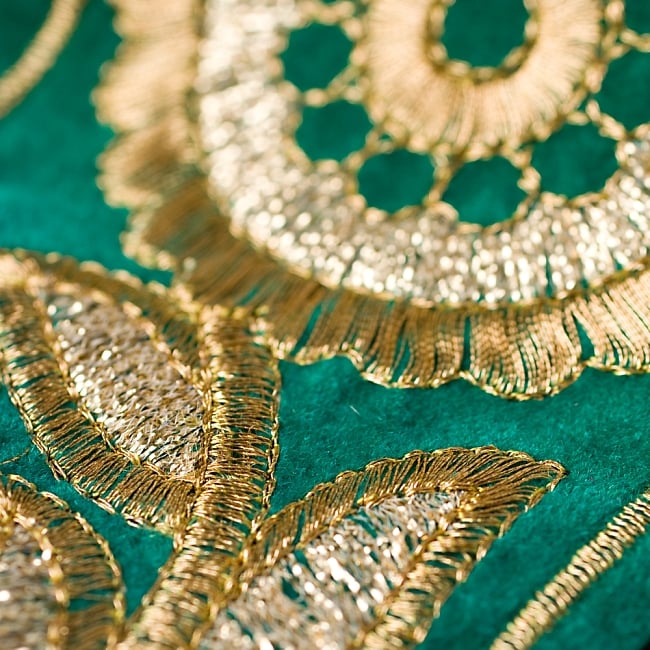 金糸花草柄チロリアンテープ (メーター売り・幅 約9cm) - ベルベット・グリーン 3 - ベルベット生地に金糸が美しく映えます！