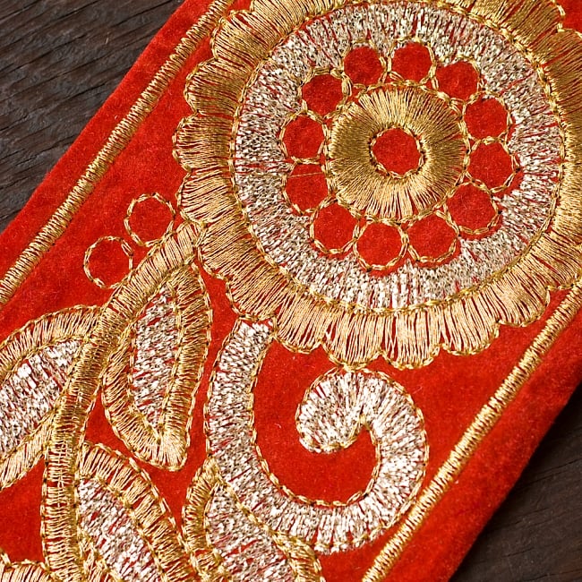 金糸花草柄チロリアンテープ (メーター売り・幅 約9cm) - ベルベット・レッド 2 - アップにしてみました!豪華な金糸刺繍がとても上品です^^