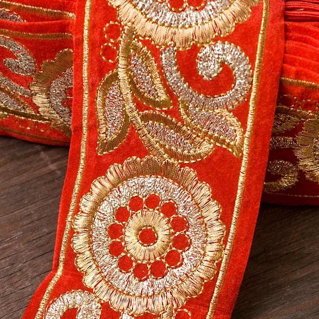 金糸花草柄チロリアンテープ (メーター売り・幅 約9cm) - ベルベット・レッド 3 - ベルベット生地に金糸が美しく映えます!