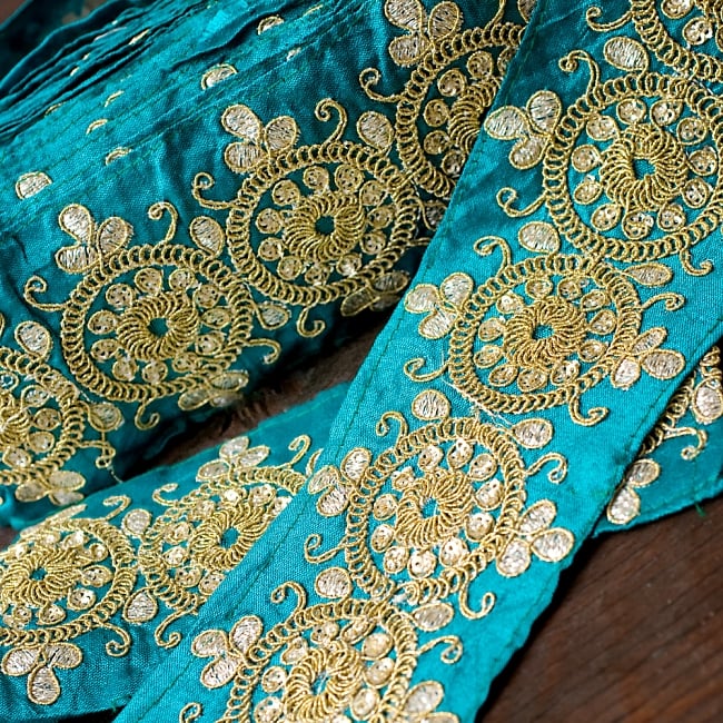 金糸ビーズチロリアンテープ (メーター売り・幅 約8cm) - グリーン 3 - 光沢感のある布に金糸が美しく映えます！