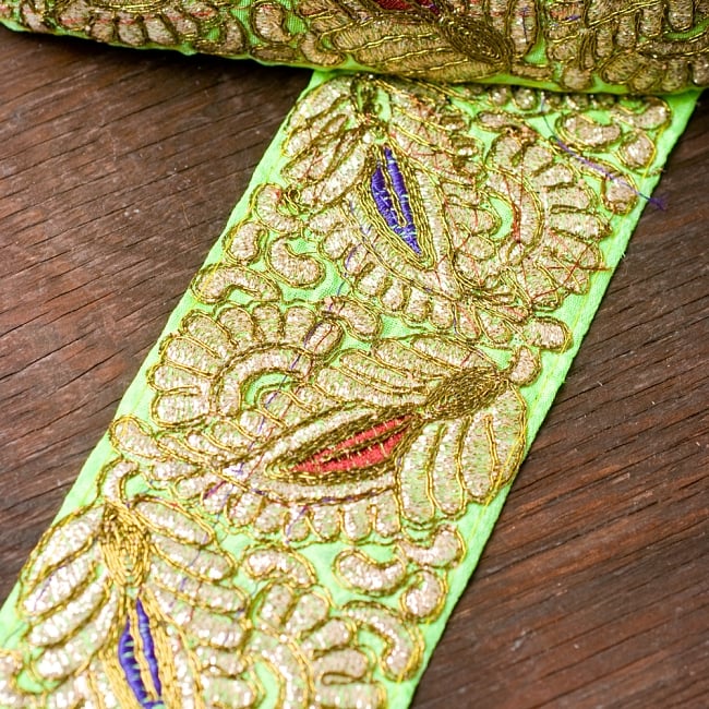金糸ビーズチロリアンテープ (メーター売り・幅 約8cm) - ライトグリーン 3 - 光沢感のある布に金糸が美しく映えます！