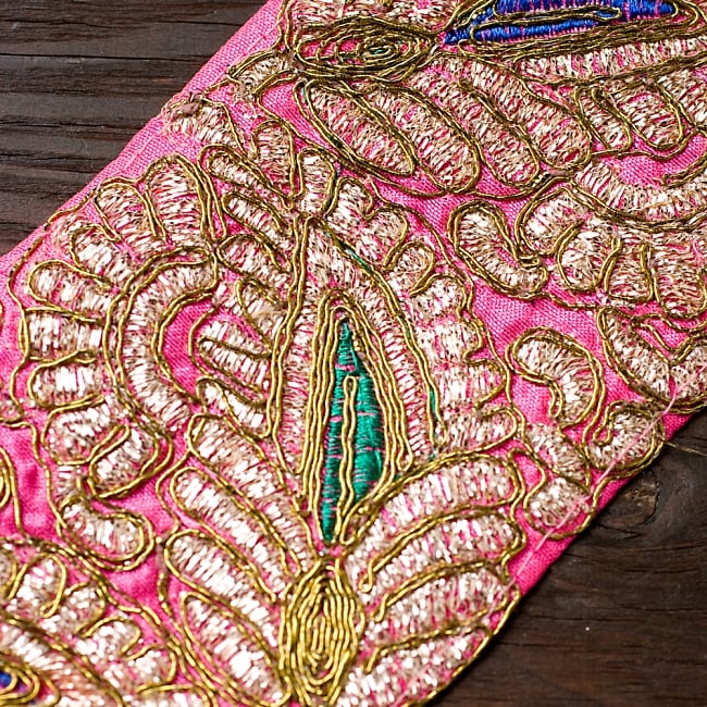 金糸刺繍リーフ模様チロリアンテープ (メーター売り・幅 約8cm) - ピンク 2 - アップにしてみました！豪華な金糸刺繍がとても上品です＾＾