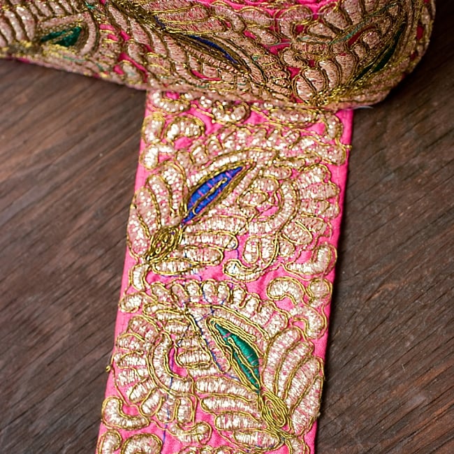 金糸刺繍リーフ模様チロリアンテープ (メーター売り・幅 約8cm) - ピンク 3 - 光沢感のある布に金糸が美しく映えます！