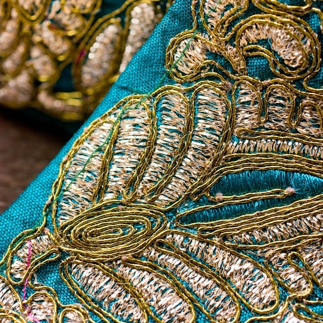 金糸刺繍リーフ模様チロリアンテープ (メーター売り・幅 約8cm) - ターコイズグリーン 3 - 光沢感のある布に金糸が美しく映えます！
