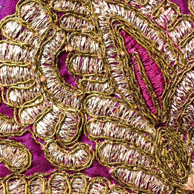 金糸刺繍リーフ模様チロリアンテープ (メーター売り・幅 約8cm) - パープル 2 - アップにしてみました！豪華な金糸刺繍がとても上品です＾＾