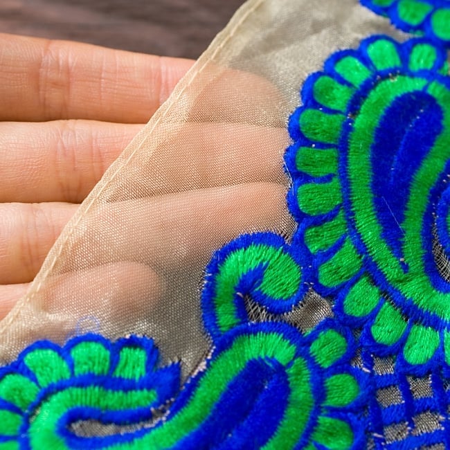 透け素材ペイズリー柄チロリアンテープ(メーター売り・幅約8cm) - ブルー の商品写真 3枚目 土台の生地は透けているタイプで、角度によって少しキラキラします^^