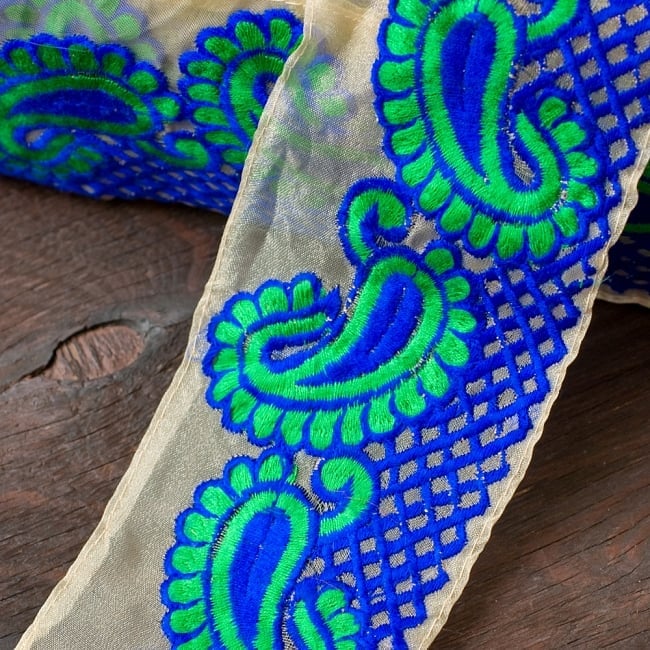 透け素材ペイズリー柄チロリアンテープ(メーター売り・幅約8cm) - ブルー の商品写真 1枚目 カラフルな刺繍が華やかで可愛いチロリアンテープです。メーター売りですので、こちらから切ってご注文数だけお送りします。