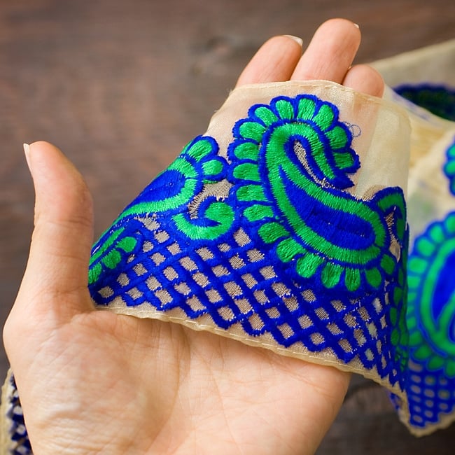 透け素材ペイズリー柄チロリアンテープ(メーター売り・幅約8cm) - ピンク 4 - 手に取ってみました。インドらしい素敵な存在感のあるテープです。※こちらは色違い商品です