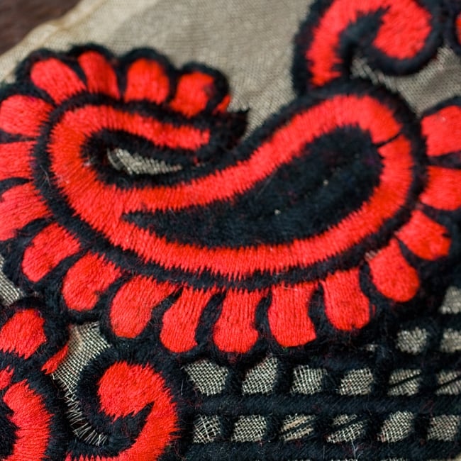 透け素材ペイズリー柄チロリアンテープ（メーター売り・幅約8cm） - ブラック 2 - アップにしてみました！カラフルなペイズリー刺繍がとても素敵です＾＾