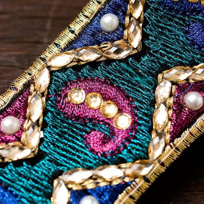 ペイズリービーズチロリアンテープ（メーター売り・幅約5cm） - ゴールド 2 - アップにしてみました！しっかりした刺繍がとても可愛く、素敵です＾＾