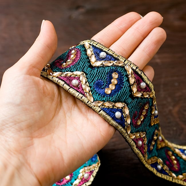 ペイズリービーズチロリアンテープ（メーター売り・幅約5cm） - ゴールド 4 - 手に取ってみました。素敵な存在感のあるテープです。