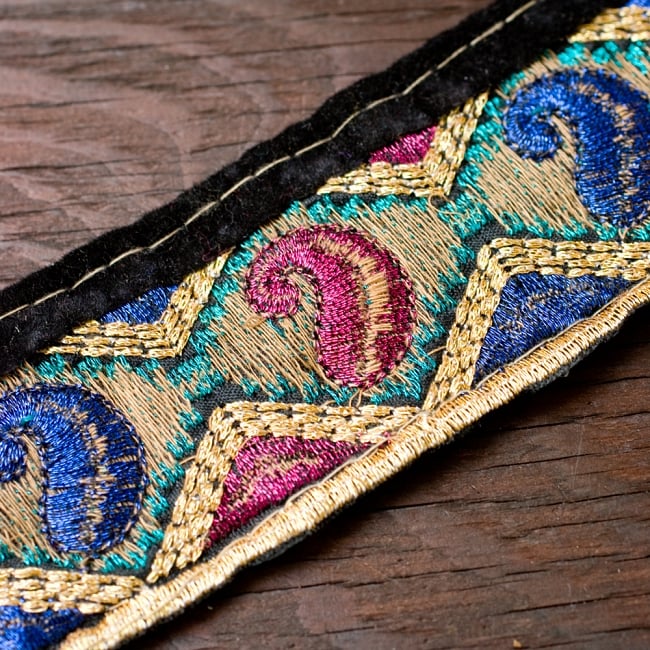 ペイズリービーズチロリアンテープ（メーター売り・幅約5cm） - ゴールド 5 - 裏面はこの様になっています。リバーシブルではありません。※こちらは色違い商品です