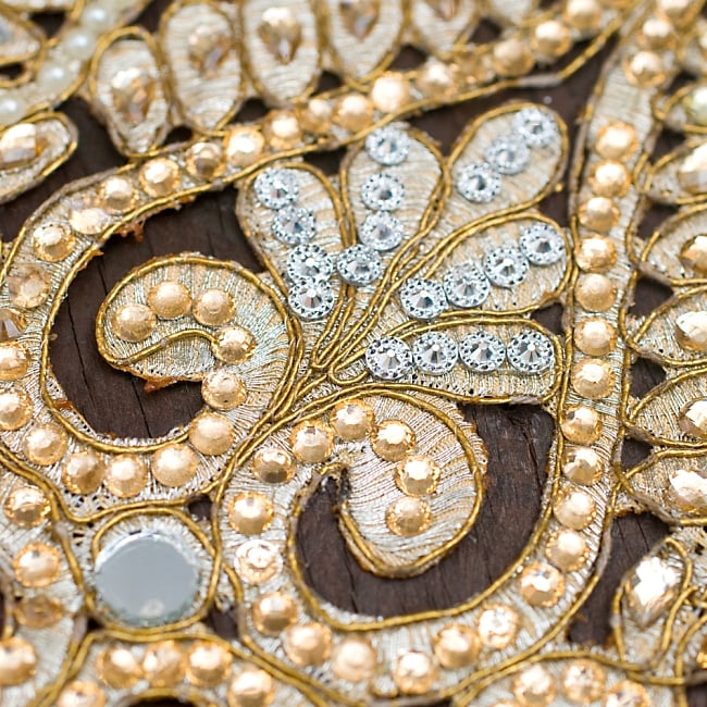 インドの婚礼用チロリアンテープ ゴールド - 50cm切売り【幅 約17cm】 5 - たくさんのビーズが角度によってキラキラ光り、とても素敵です！