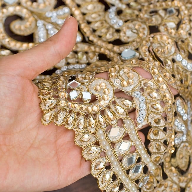 インドの婚礼用チロリアンテープ ゴールド - 50cm切売り【幅 約17cm】 7 - 向こう側が透けている立体的な刺繍です！