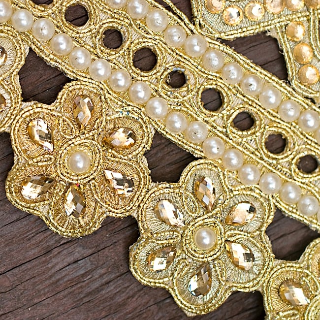 インドの婚礼用チロリアンテープ ゴールド - 50cm切売り【幅 約18.5cm】 3 - たくさんのビーズが角度によってキラキラ光り、とても素敵です！