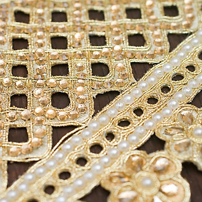 インドの婚礼用チロリアンテープ ゴールド - 50cm切売り【幅 約18.5cm】 4 - パールが上品さを増しています！