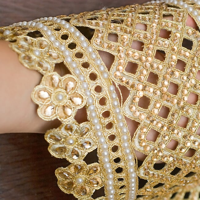 インドの婚礼用チロリアンテープ ゴールド - 50cm切売り【幅 約18.5cm】 5 - 向こう側が透けている立体的な刺繍です！