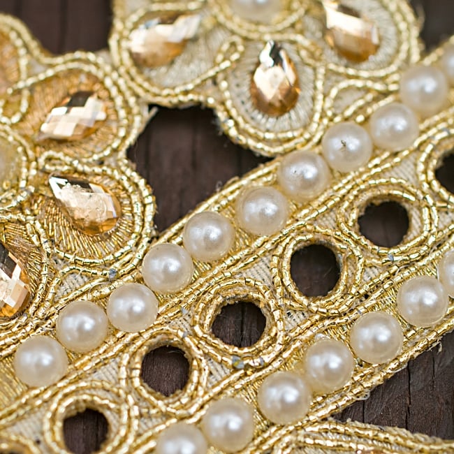 インドの婚礼用チロリアンテープ ゴールド - 50cm切売り【幅 約18.5cm】 6 - しっかりした刺繍と装飾がとても美しいです！