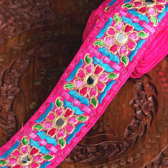 〔各色あり〕チロリアンテープ　メーター売 - 色鮮やか　花柄カッチ刺繍〔幅:約5cm〕の写真1枚目です。インドではサリーの飾り付けなどに使われています。衣服以外にも、バッグやカーテンなどなど、様々な用途にご使用いただけます。Kutch,カッチ,グジャラート,花柄,チロリアンテープ,手芸,花柄,エスニック,リボン