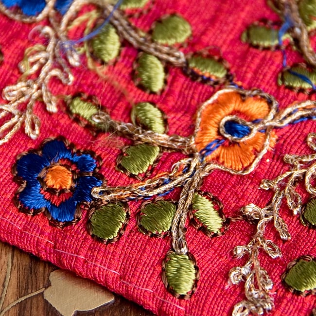 〔各色あり〕チロリアンテープ メーター売 - 金糸が美しい 更紗模様のゴータ刺繍〔幅:約6.4cm〕 4 - 別の角度からの写真です
