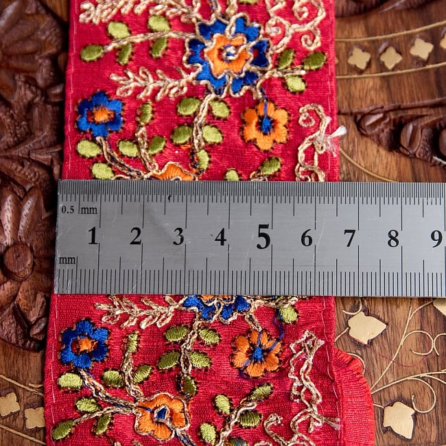 〔各色あり〕チロリアンテープ メーター売 - 金糸が美しい 更紗模様のゴータ刺繍〔幅:約6.4cm〕 6 - 横幅はこのようになります。長さは、メートル単位の切り売りとなります。