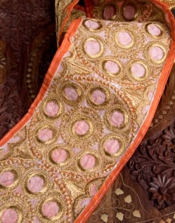 〔各色あり〕〔メーター売り〕チロリアンテープ　メーター売 - 金糸が美しい　ミラーワークのミラーワーク刺繍〔幅:約12.5cm〕 - サブ5