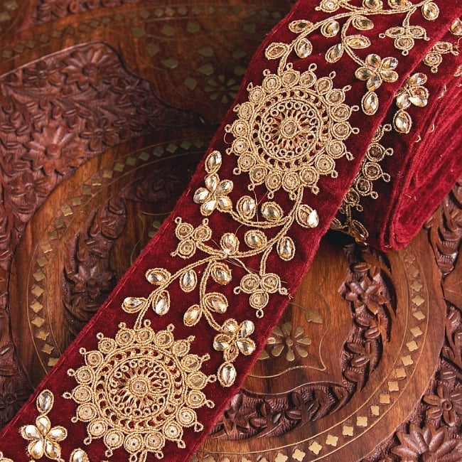 〔各色あり〕チロリアンテープ　メーター売 - 金糸が美しい　更紗模様のゴータ刺繍〔幅:約6.5cm〕の写真1枚目です。インドではサリーの飾り付けなどに使われています。衣服以外にも、バッグやカーテンなどなど、様々な用途にご使用いただけます。Gota embroidery,刺繍,更紗,ラジャスタン,チロリアンテープ,手芸,花柄,エスニック,リボン,チロルテープ,手芸テープ,手芸用品