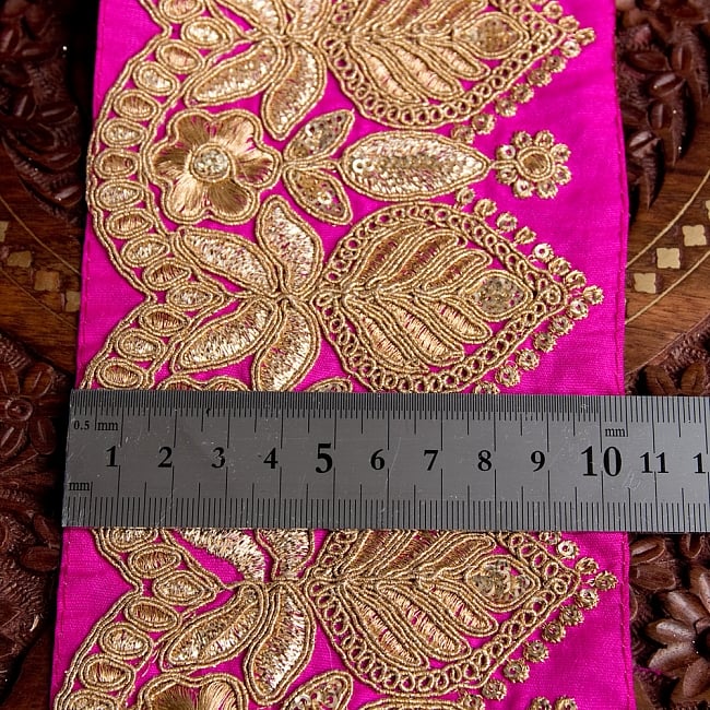 チロリアンテープ　メーター売 - 金糸が美しい　更紗模様のゴータ刺繍〔幅:約10.5cm〕 6 - 横幅はこのようになります。長さは、メートル単位の切り売りとなります。