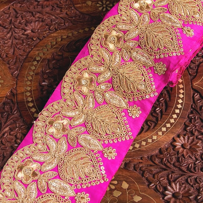 チロリアンテープ　メーター売 - 金糸が美しい　更紗模様のゴータ刺繍〔幅:約10.5cm〕の写真1枚目です。インドではサリーの飾り付けなどに使われています。衣服以外にも、バッグやカーテンなどなど、様々な用途にご使用いただけます。Gota embroidery,刺繍,更紗,ラジャスタン,チロリアンテープ,手芸,花柄,エスニック,リボン,チロルテープ,手芸テープ,手芸用品