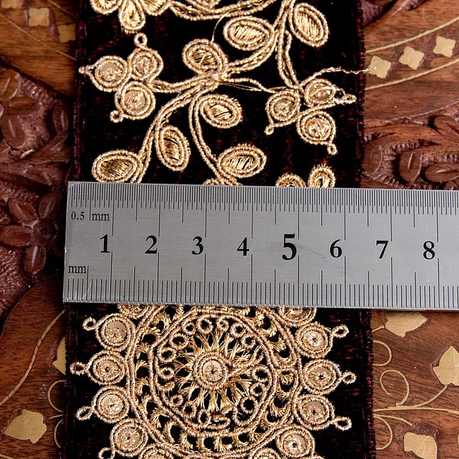 チロリアンテープ メーター売 - 金糸が美しい ベルベット生地と更紗模様のゴータ刺繍〔幅:約6.5cm〕 6 - 横幅はこのようになります。長さは、メートル単位の切り売りとなります。