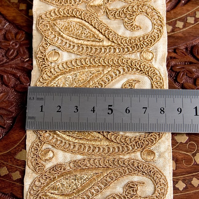 〔各色あり〕チロリアンテープ　メーター売 - 金糸が美しい　更紗模様のゴータ刺繍〔幅:約8cm〕 6 - 横幅はこのようになります。長さは、メートル単位の切り売りとなります。