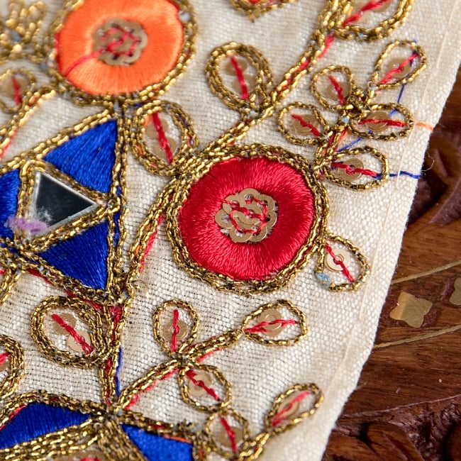 〔各色あり〕チロリアンテープ メーター売 - 金糸が美しい ミラーワーク刺繍〔幅:約6.5cm〕 4 - 別の角度からの写真です