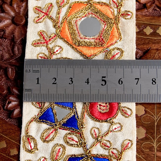 〔各色あり〕チロリアンテープ　メーター売 - 金糸が美しい　ミラーワーク刺繍〔幅:約6.5cm〕 6 - 横幅はこのようになります。長さは、メートル単位の切り売りとなります。